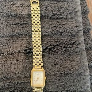 Seiko Ladies Designer Quartz Watch
Stainless Link Clasp Band V401-5129.